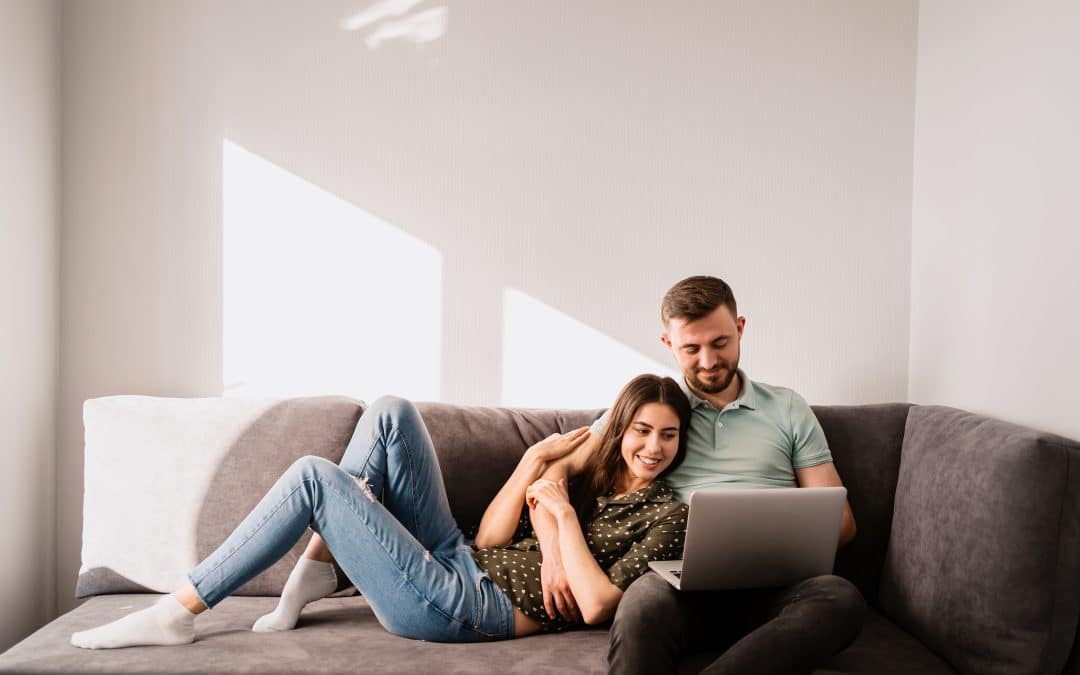 Eu mă relaxez pe canapea, ochii nu…